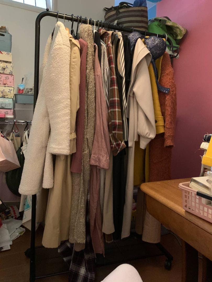 キャスター付きの頑丈でスリムなハンガーラック、省スペースで収納力抜群