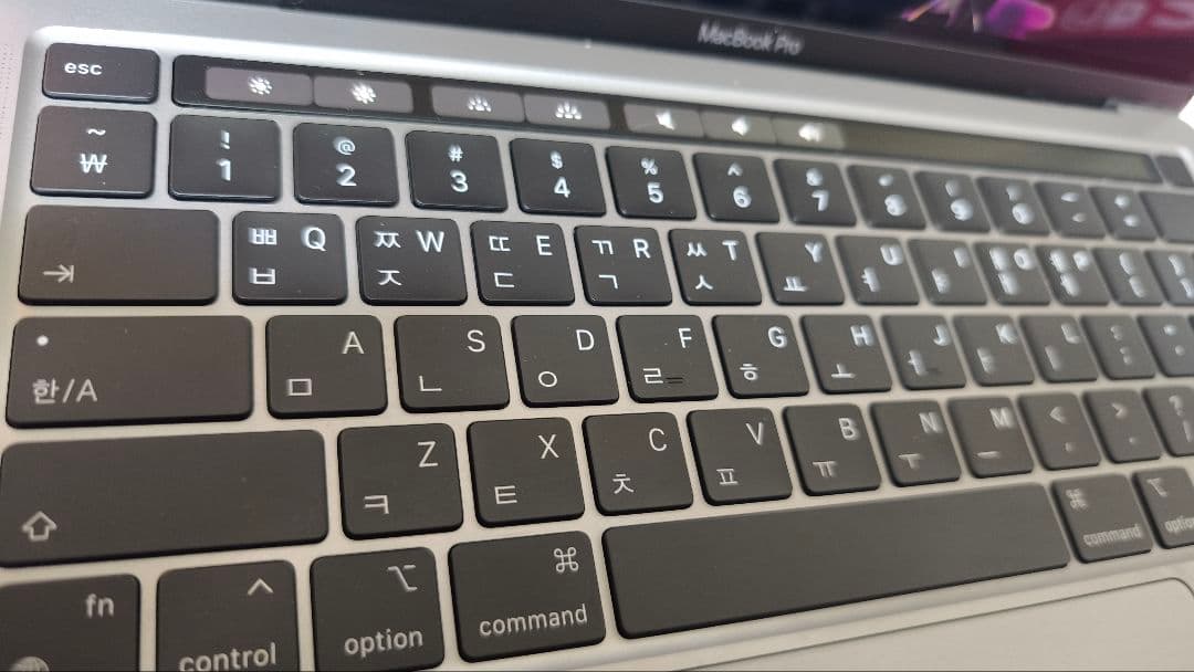 ​【ジャンクMacBook Pro M1 16GB 512GB韓国語キー画面割れ