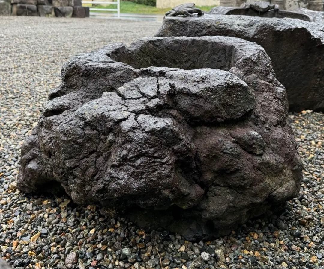 溶岩石の植木鉢、岩鉢。