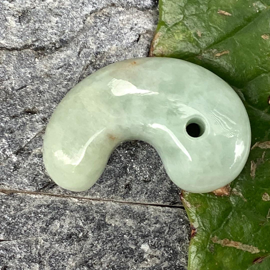 ✳神様からの贈り物‼️糸魚川翡翠勾玉*本物ジェダイト　縁起物をお身近に　鑑別書付‼️