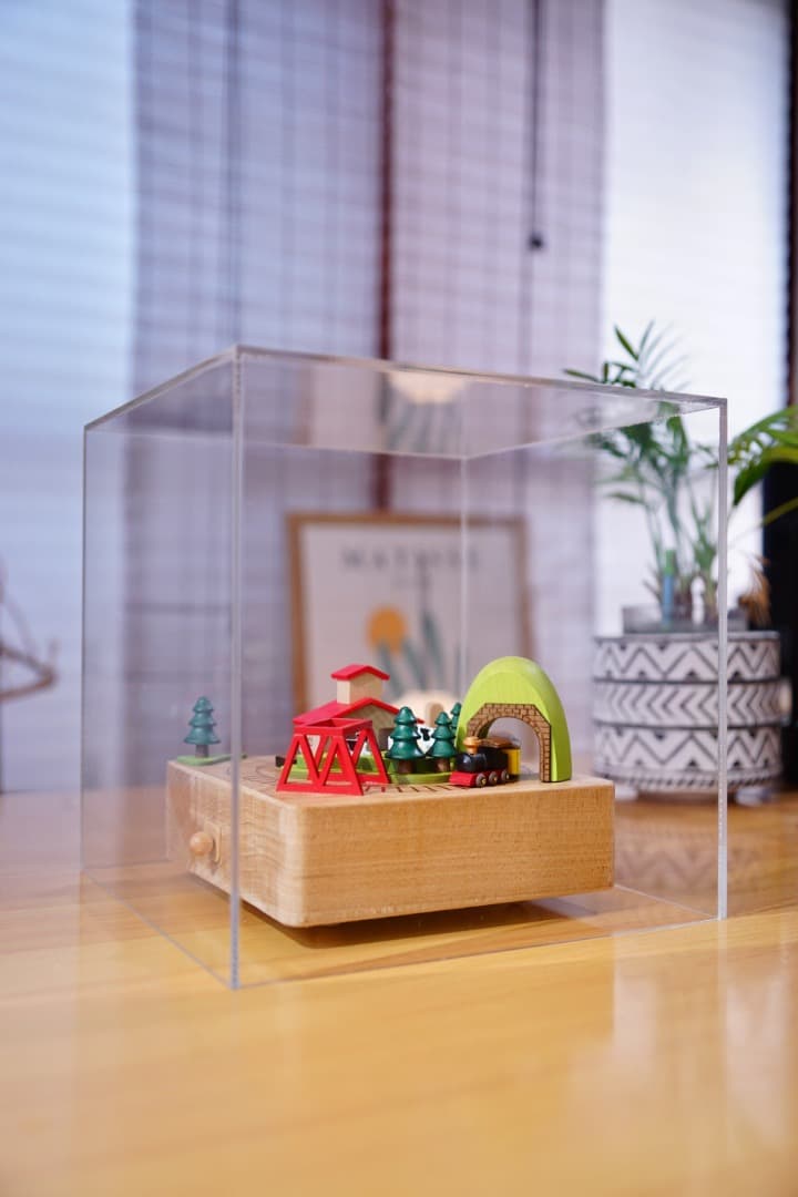 【美品】「木製ジオラマオルゴール」特注アクリルケース付／♬「線路は続くよ」