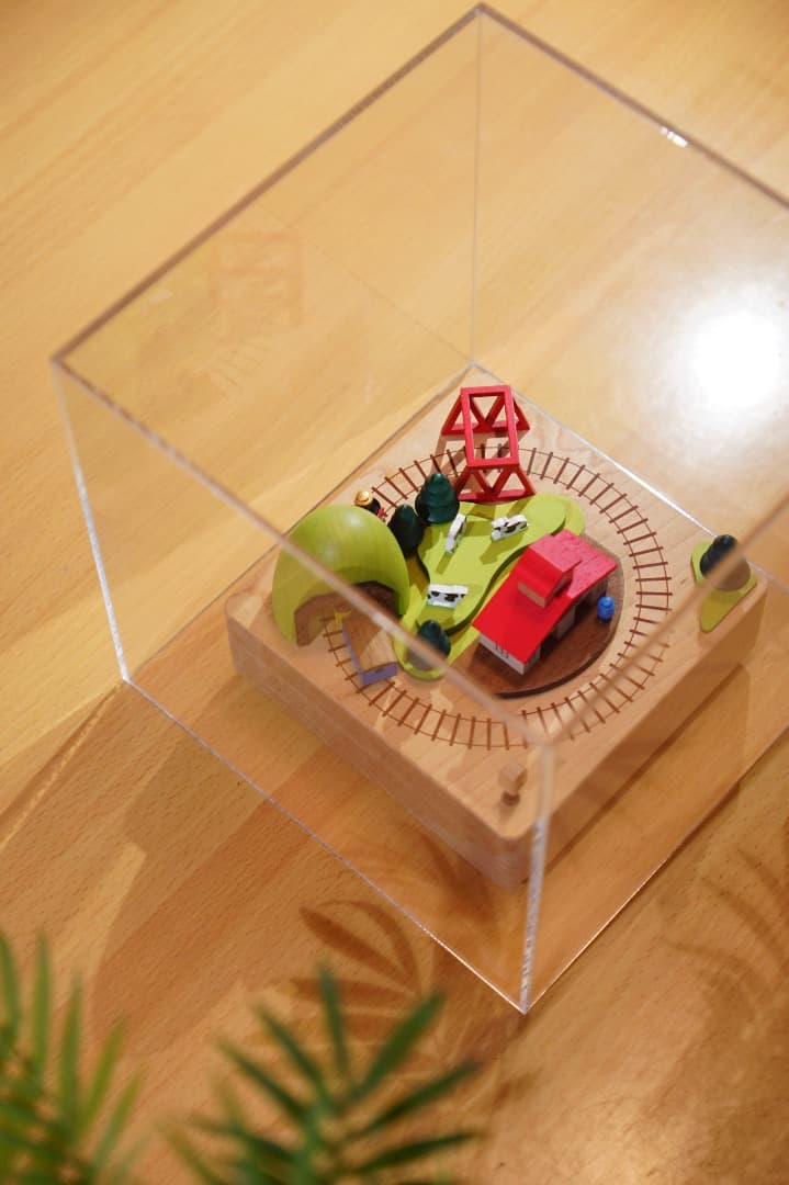 【美品】「木製ジオラマオルゴール」特注アクリルケース付／♬「線路は続くよ」