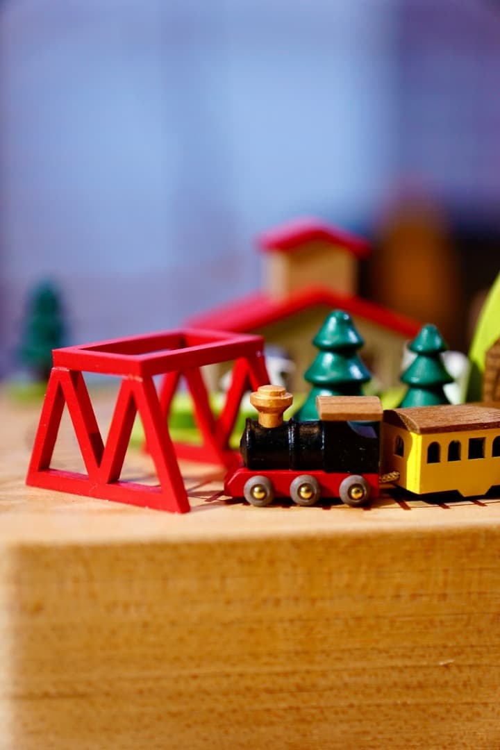 【美品】「木製ジオラマオルゴール」特注アクリルケース付／♬「線路は続くよ」