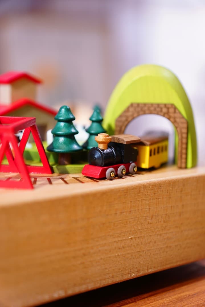 【美品】「木製ジオラマオルゴール」特注アクリルケース付／♬「線路は続くよ」