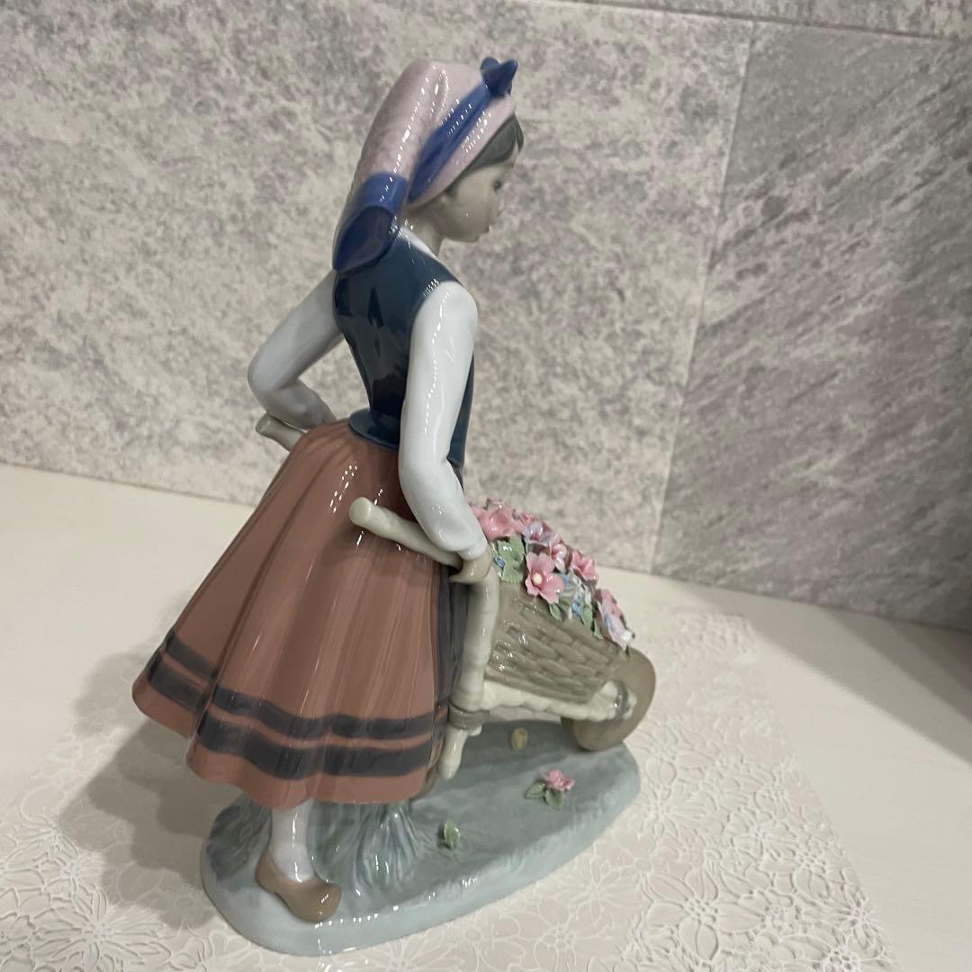 リヤドロ　LLADRO 花屋の姉妹シリーズ　[花集め] [花車を押す少女]