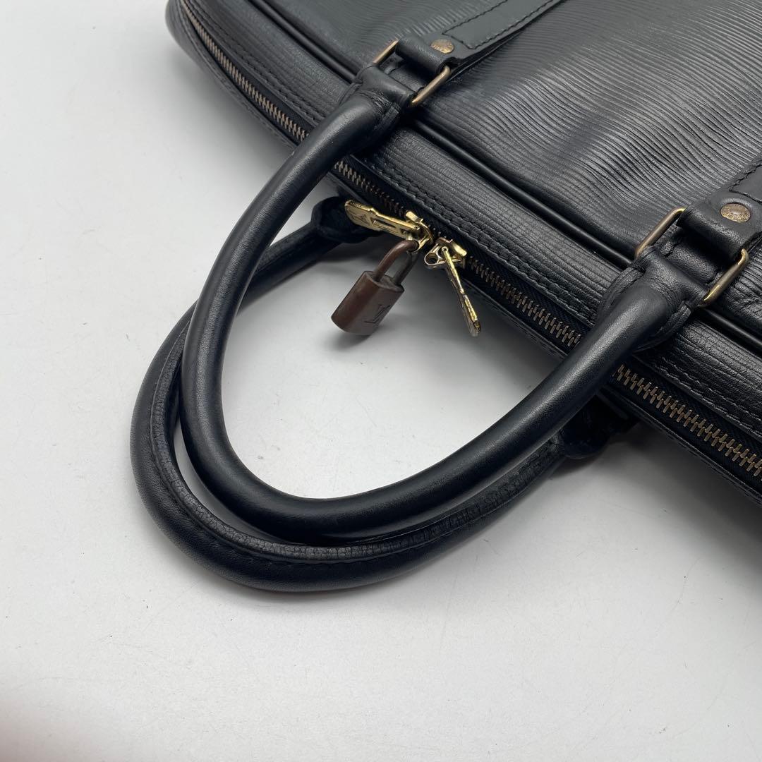 ルイヴィトン エピ ポルトドキュマンヴォワヤージュ M54472