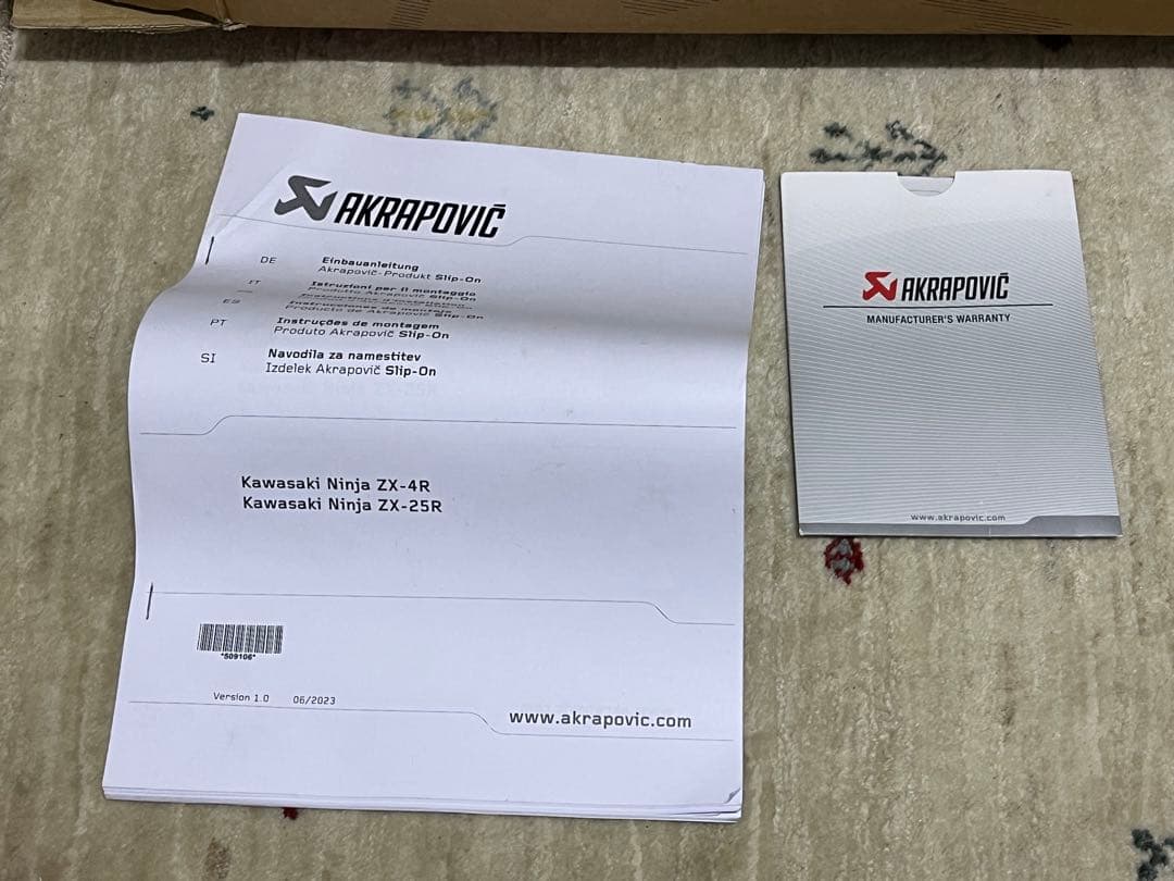 AKRAPOVIC Ninja ZX-4R ZXー25Rスリップオンマフラー