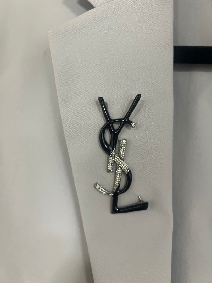 YSL ロゴ ブローチ ブラック シルバー
