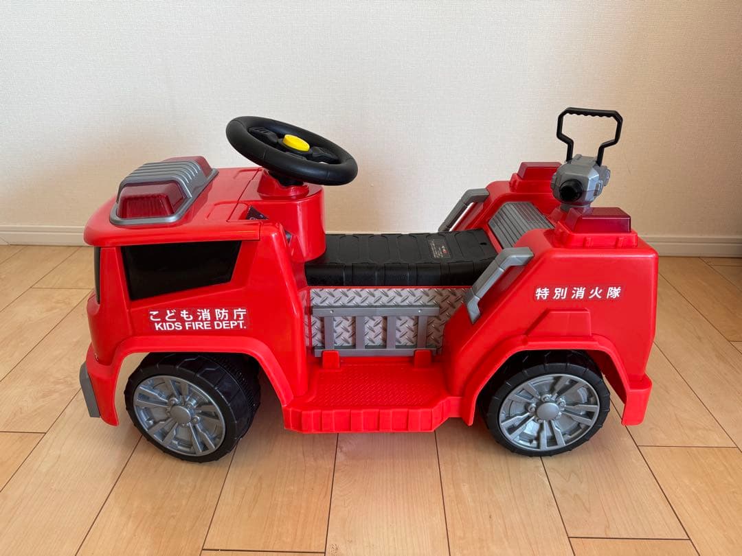 電動乗用車　消防車　消防士コスチューム付き　仮装　トイザらス　運転できる