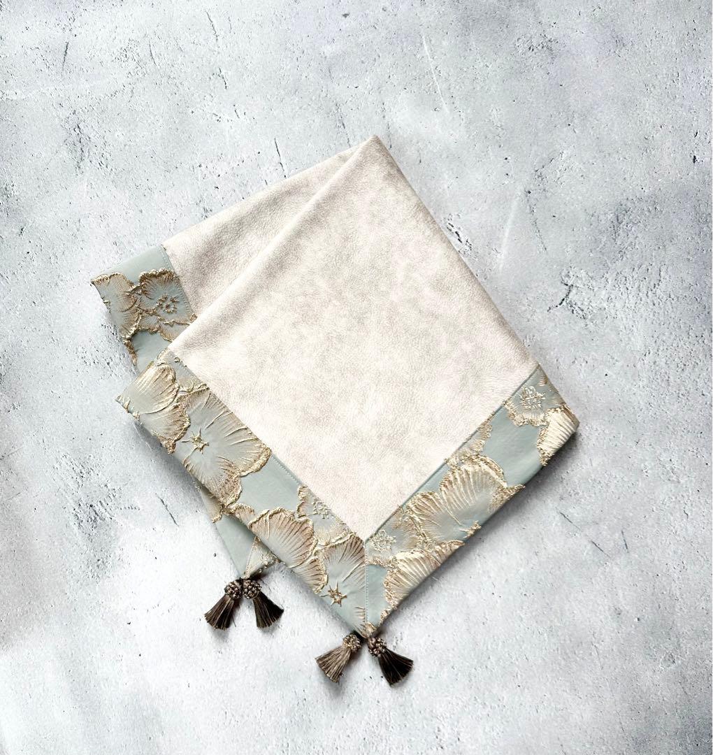 【再販】海外製 ゴールド立体フラワー生地のタロットクロス アクアブルー