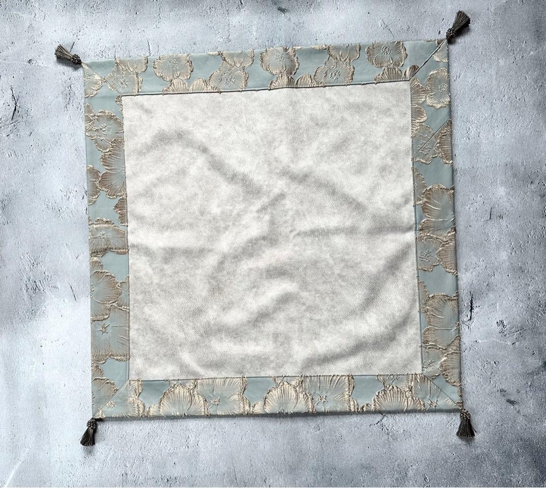 【再販】海外製 ゴールド立体フラワー生地のタロットクロス アクアブルー