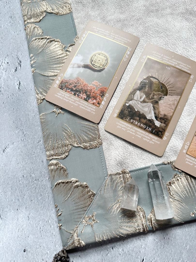 【再販】海外製 ゴールド立体フラワー生地のタロットクロス アクアブルー