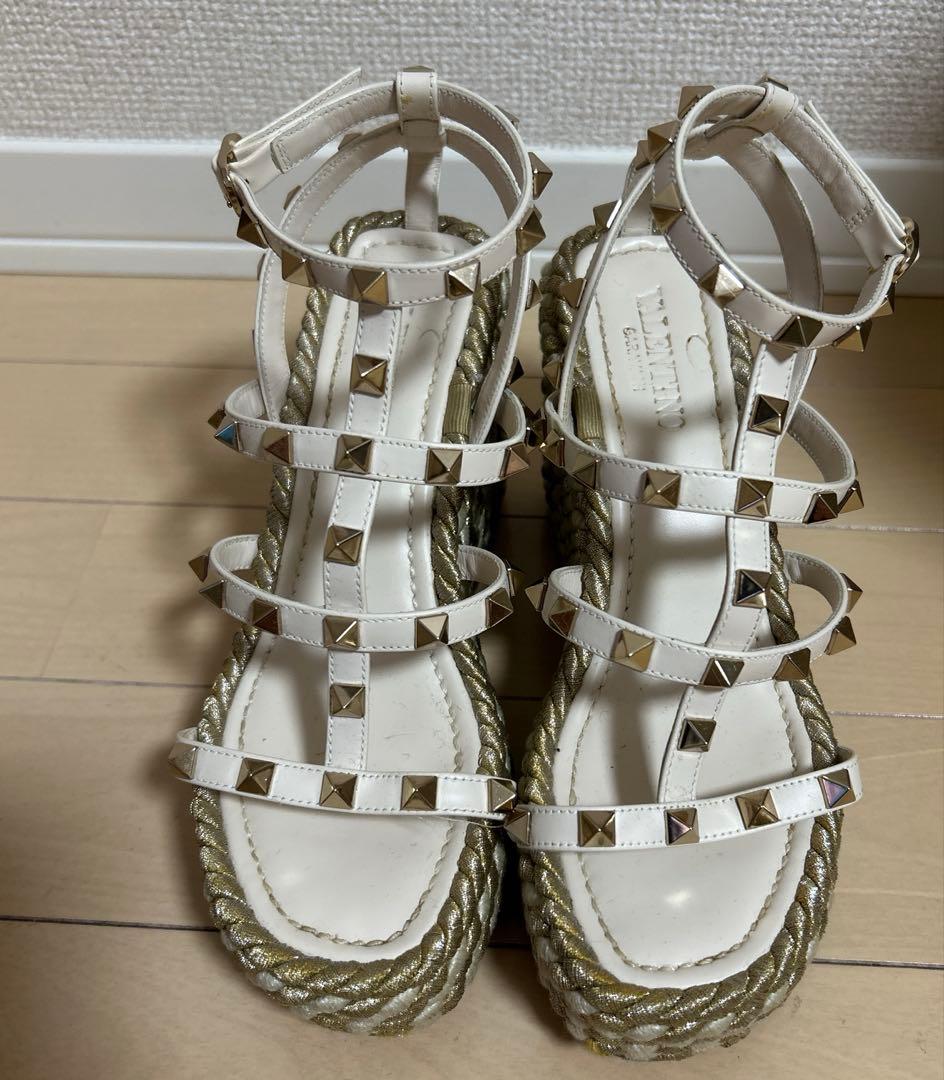 ま*め様 【匿名配送】VALENTINO スタッズ　ウェッジソールサンダル　34