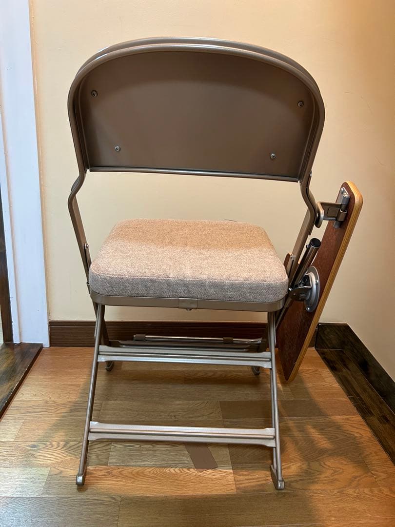 アメリカ初のオールスチールクッション付きのタイプ(１椅子）