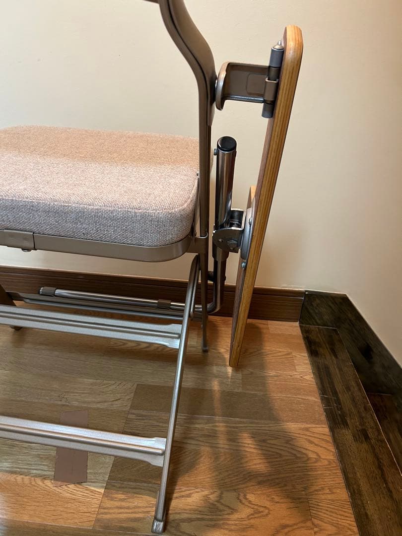 アメリカ初のオールスチールクッション付きのタイプ(１椅子）