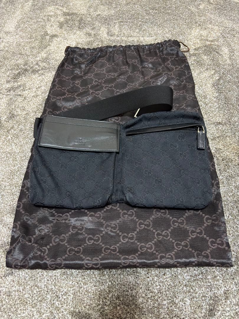 ブラック ショルダーバッグ ロゴ入り 収納袋付き