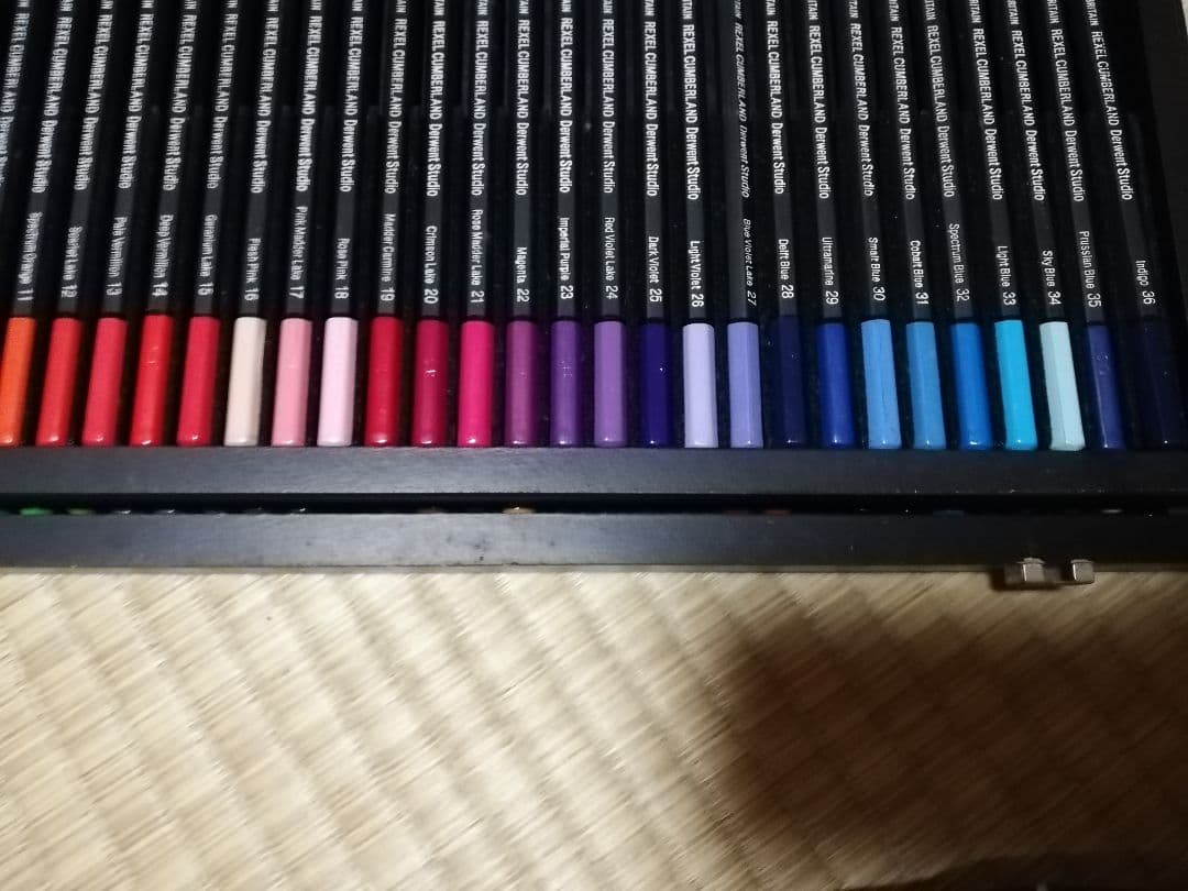 値下げ DERWENTダーウェント スタジオ色鉛筆 72本セット 木製ケース入り