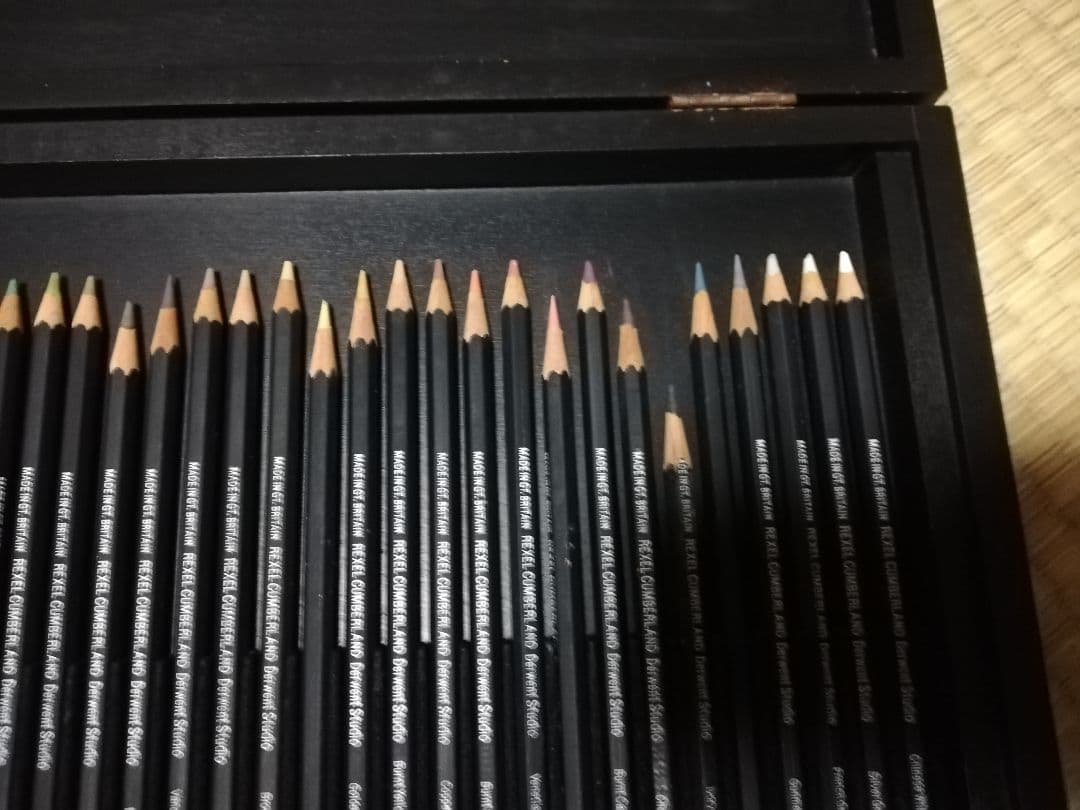 値下げ DERWENTダーウェント スタジオ色鉛筆 72本セット 木製ケース入り