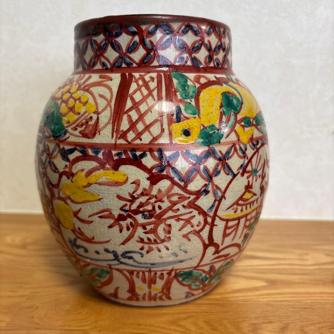 小橋川永昌（二代目仁王）赤絵壺　一等彫刻の紋様