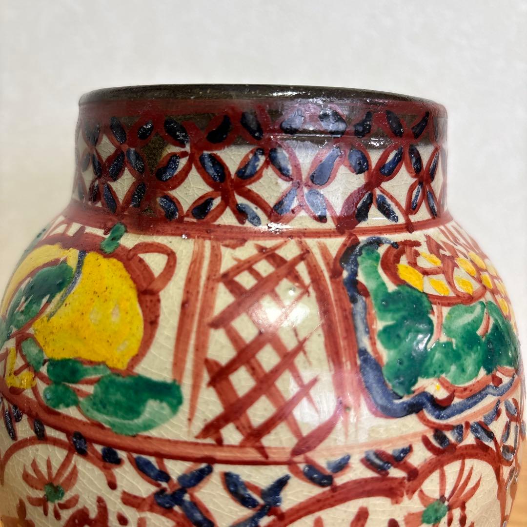 小橋川永昌（二代目仁王）赤絵壺　一等彫刻の紋様