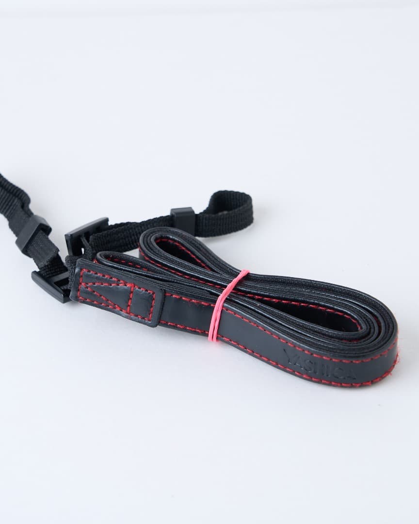 中古　復刻版　YASHICA MF-2 super ブラック ストラップ付き