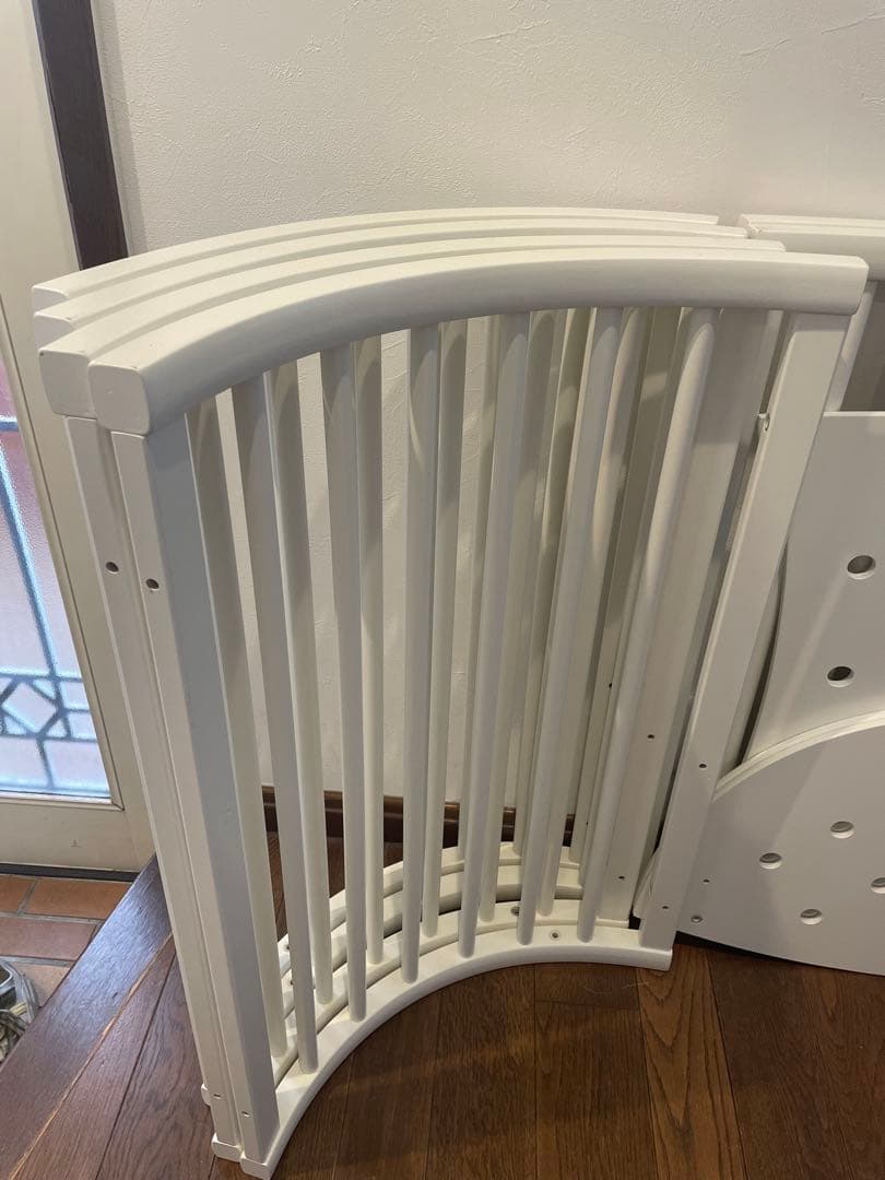 STOKKE SLEEPI ホワイトオーバル ベビーベッド