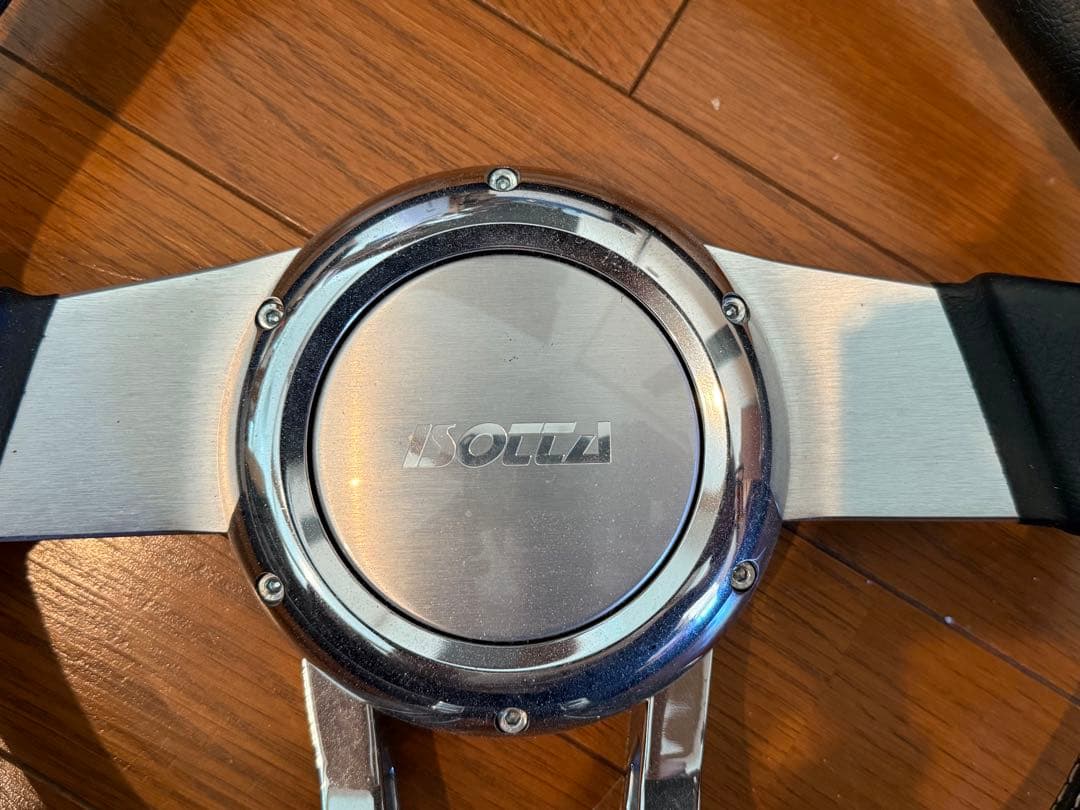 Isotta ステアリングホイール