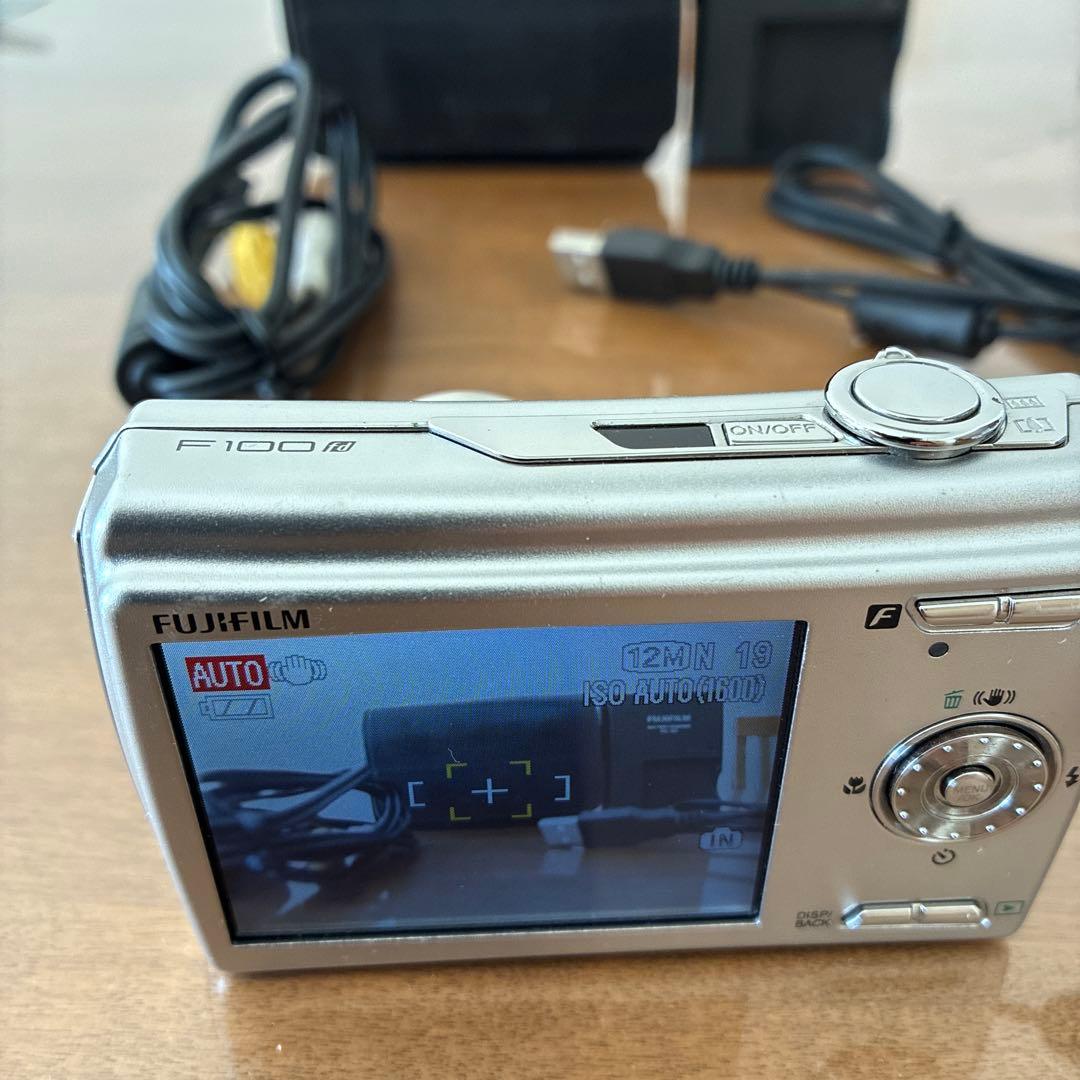 Fujifilm FinePix F100 シルバー