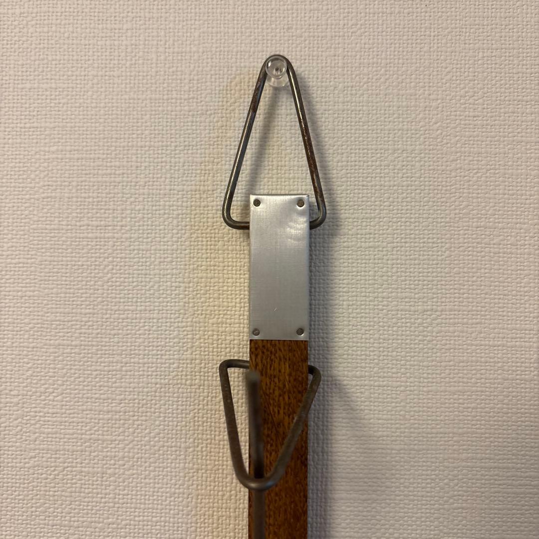 チクニ　chikuni book on the wall