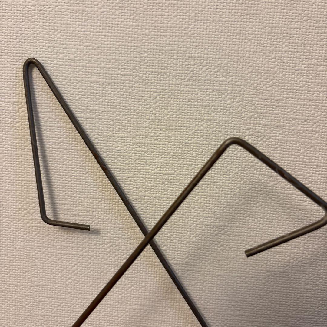 チクニ　chikuni book on the wall