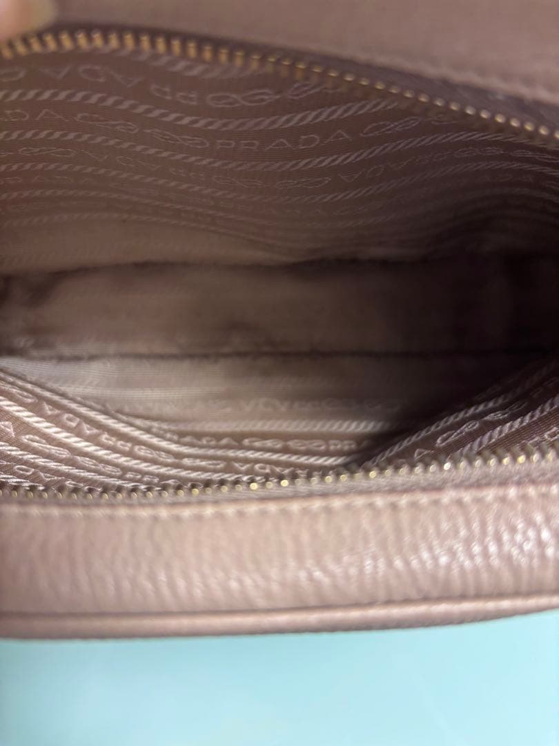 プラダ PRADA 斜めがけショルダーバッグ レザー　ベージュ　ゴールド