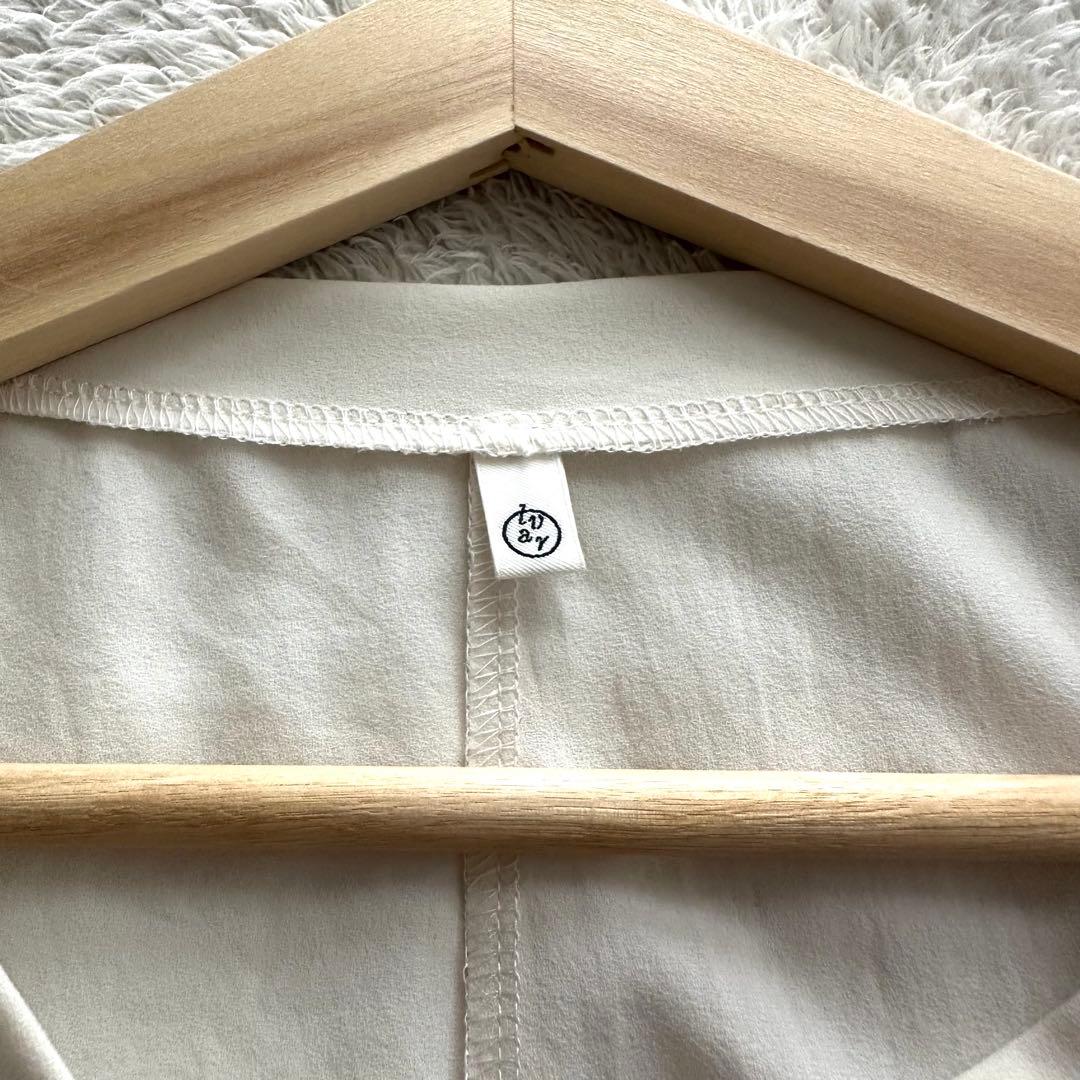 美品　BEARDSLEY ビアズリー 後ろドレープTブラウス　アイボリー　フリー