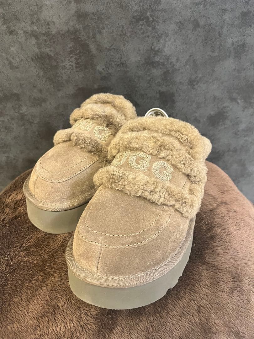 UGG 厚底サボサンダル ベージュ