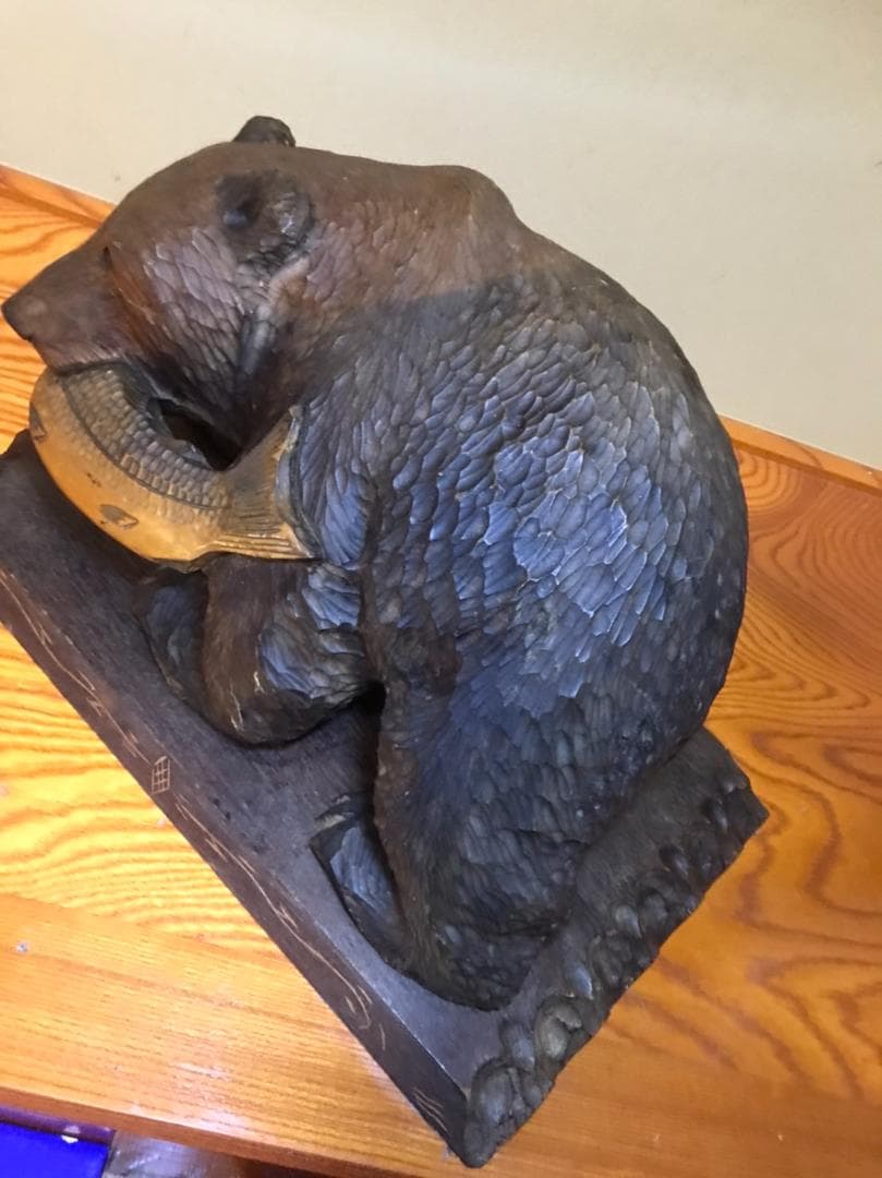 木彫りの熊　　　繁　峰　作