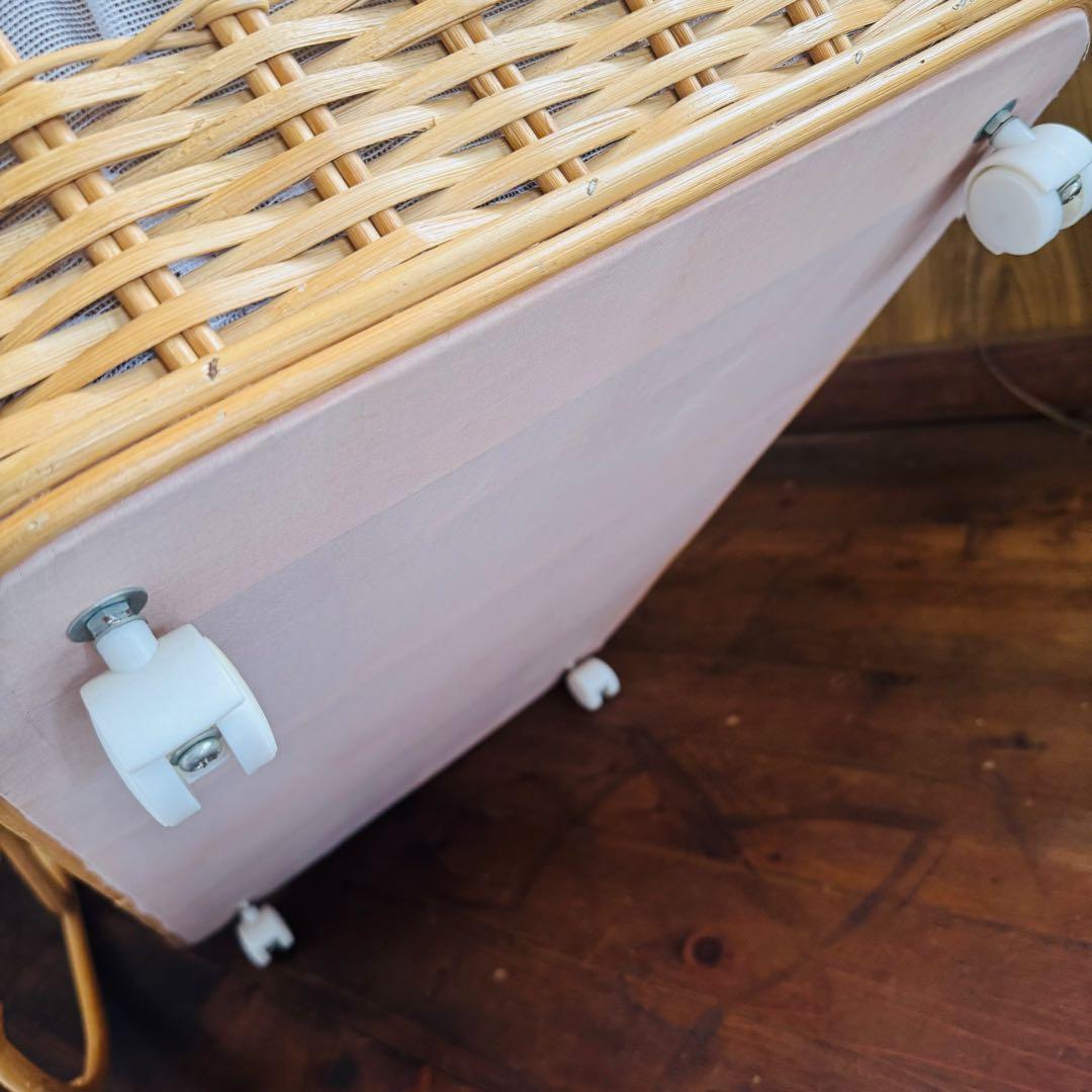 ラタン　籐　レース　ベビーベッド　ベビー家具　キャスター付き　　防水マット付き