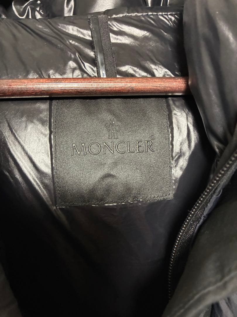 MONCLER フード付き黒ダウンジャケット