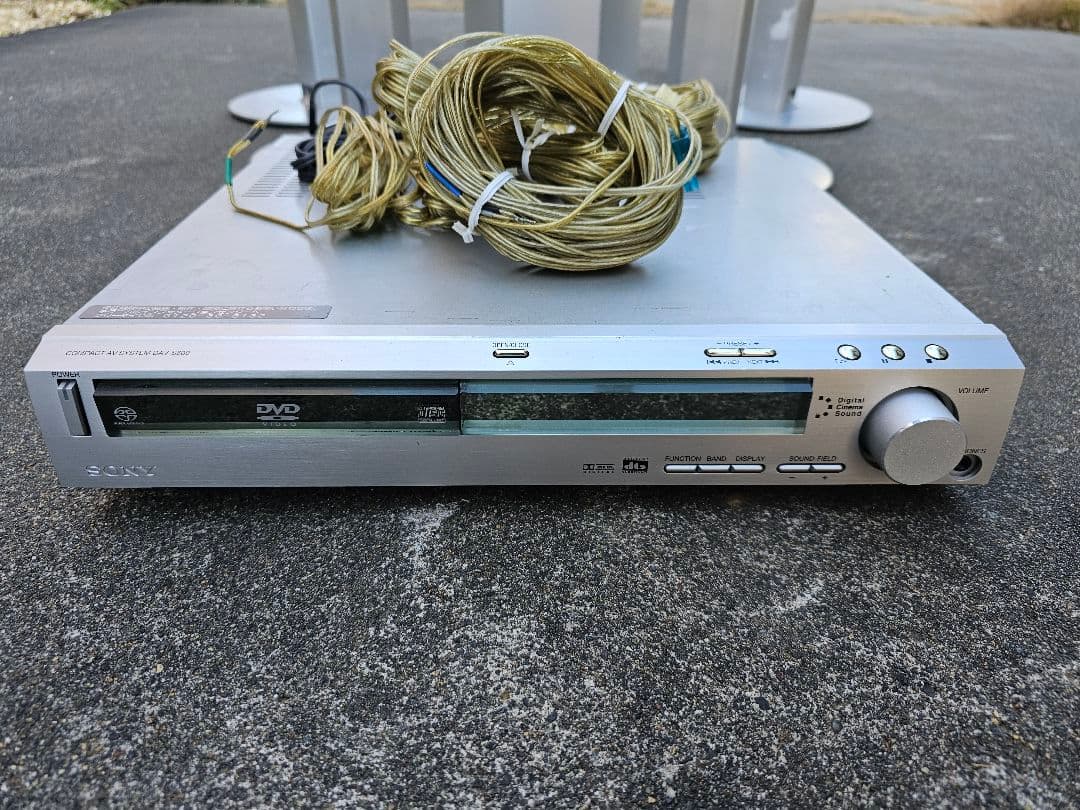 サラウンドスピーカー4本セットとDVDプレーヤー