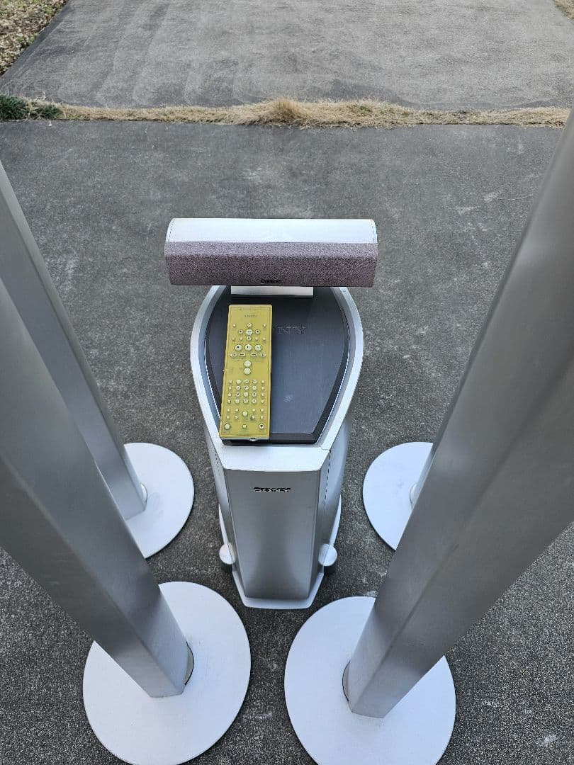 サラウンドスピーカー4本セットとDVDプレーヤー