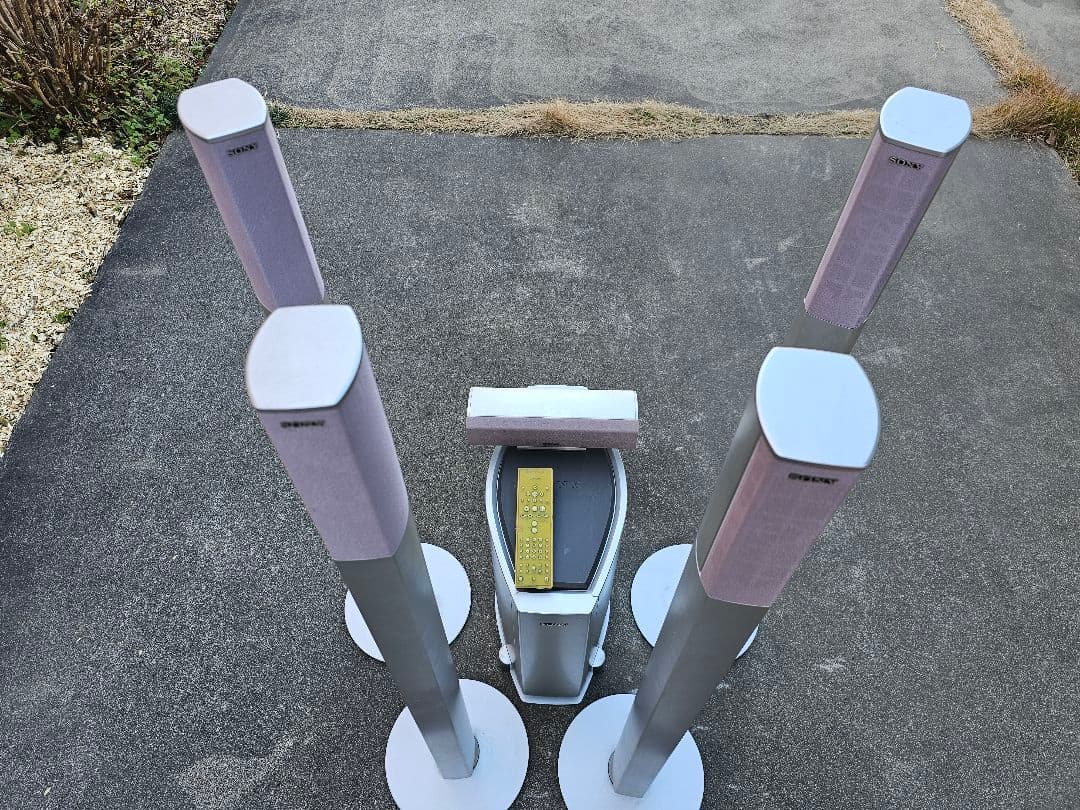 サラウンドスピーカー4本セットとDVDプレーヤー