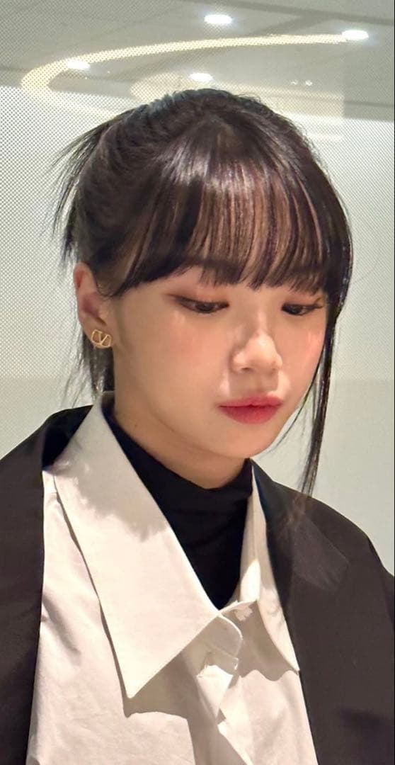 ウ*ー様 VALENTINO ゴールド ピアス (LE SSERAFIMチェウォ