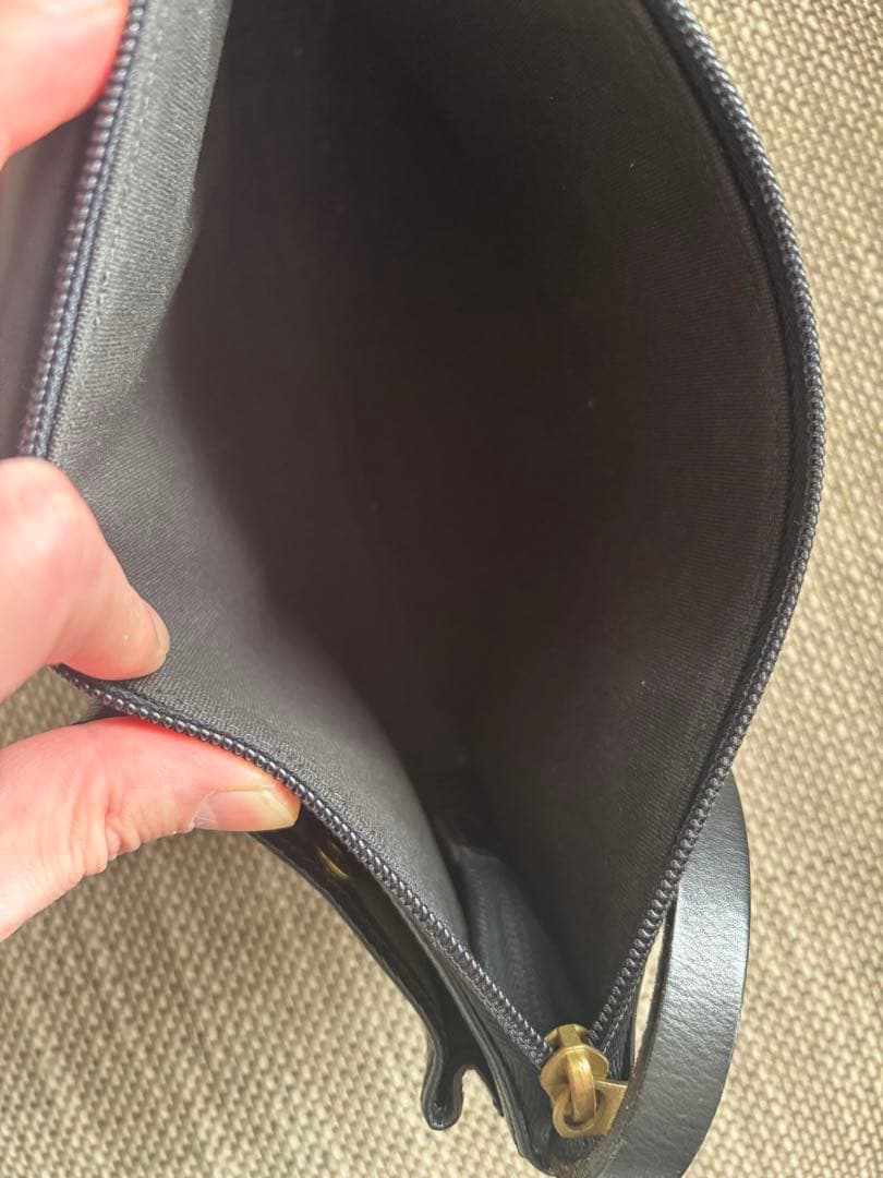 イルビゾンテ　レザー ボディバッグ