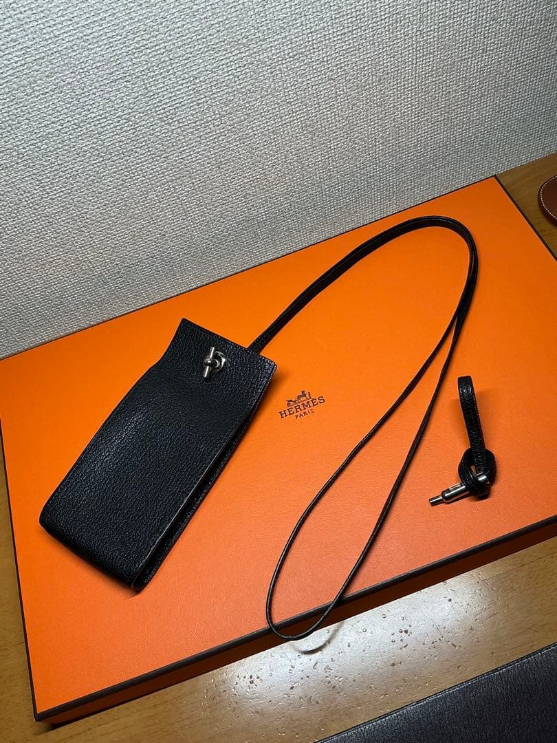 C*a様 HERMES エルメス ヴェスパ ストラップ ポーチ マルチケース 黒