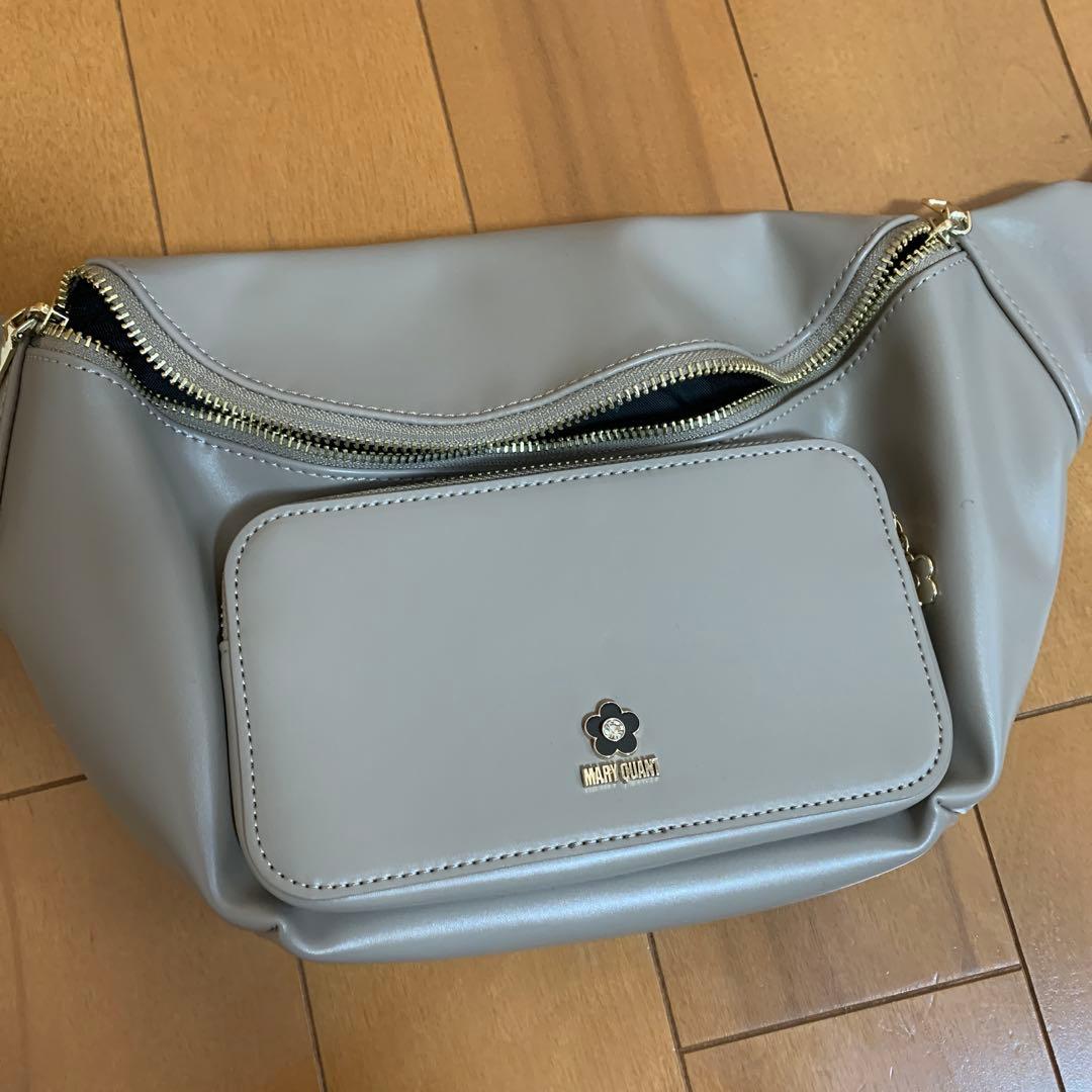 ウエストポーチ　ボディバッグ　レザー　グレージュ　エポビジューバック
