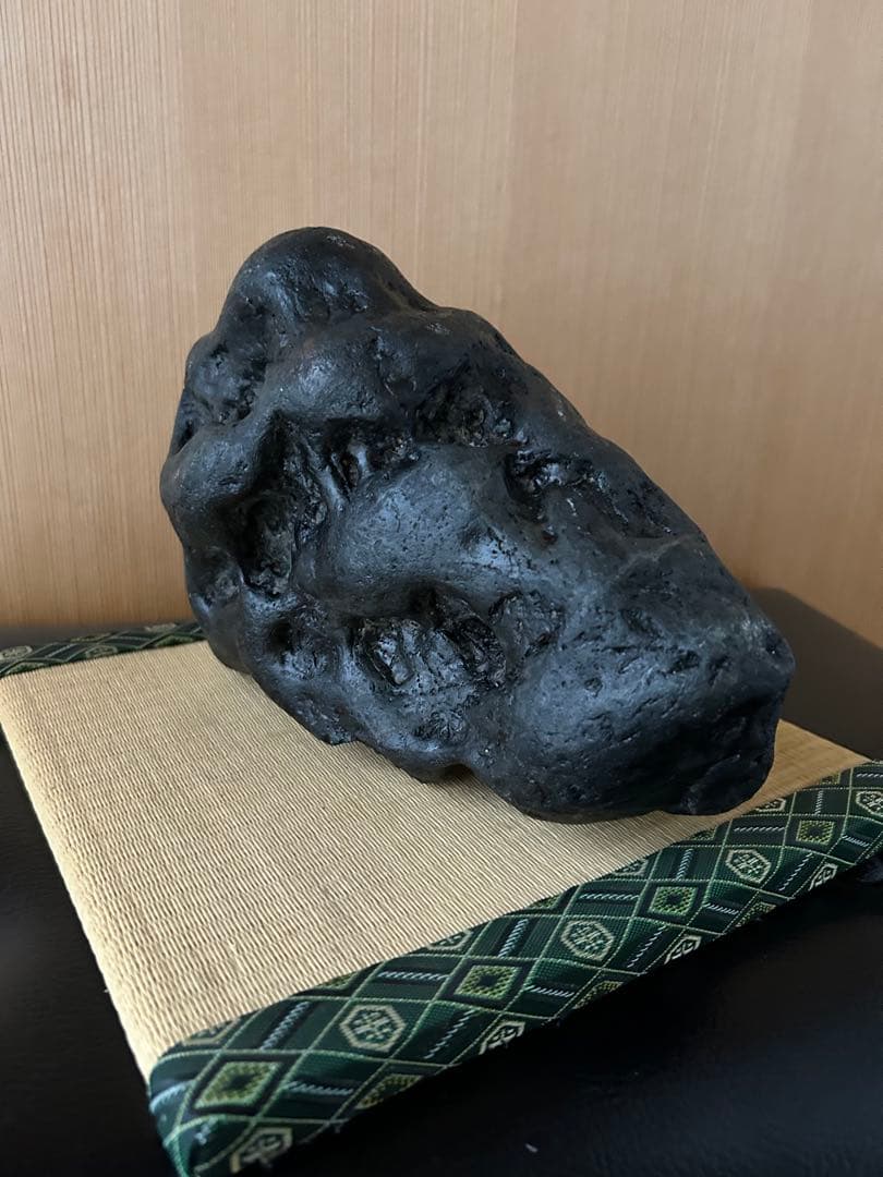 新潟県南魚沼市　水無川産　八海石うぶ石　何処からでも観れる珍しい一石