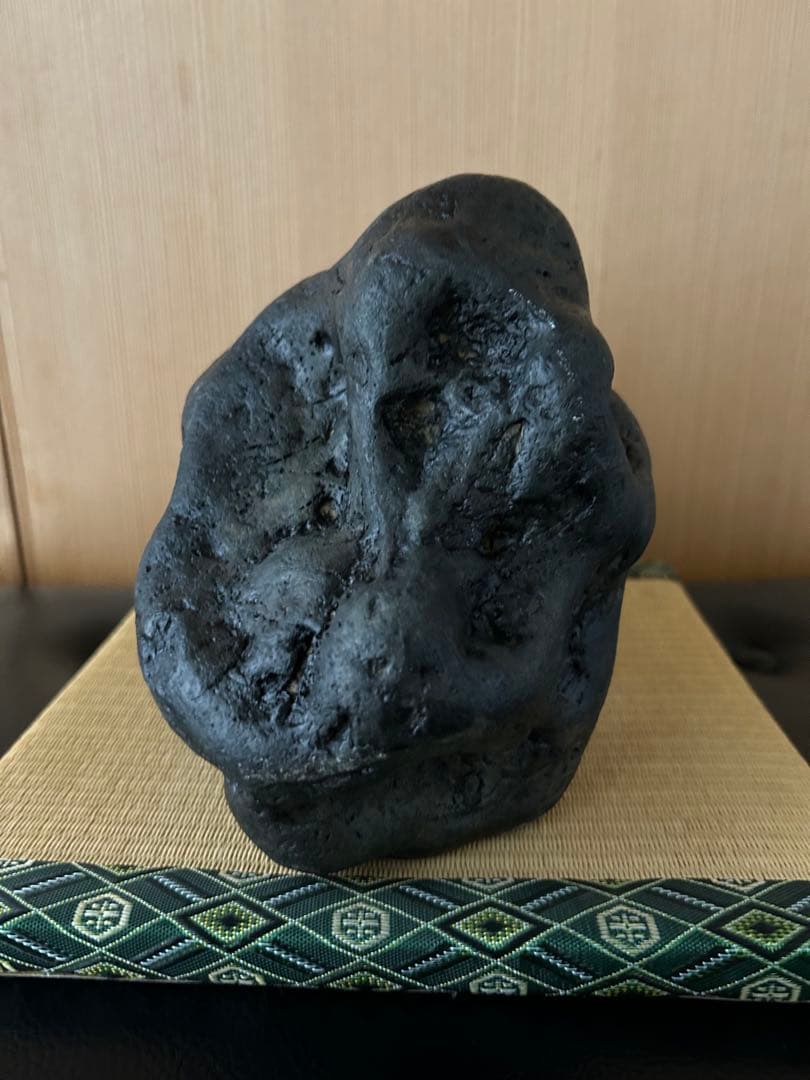 新潟県南魚沼市　水無川産　八海石うぶ石　何処からでも観れる珍しい一石