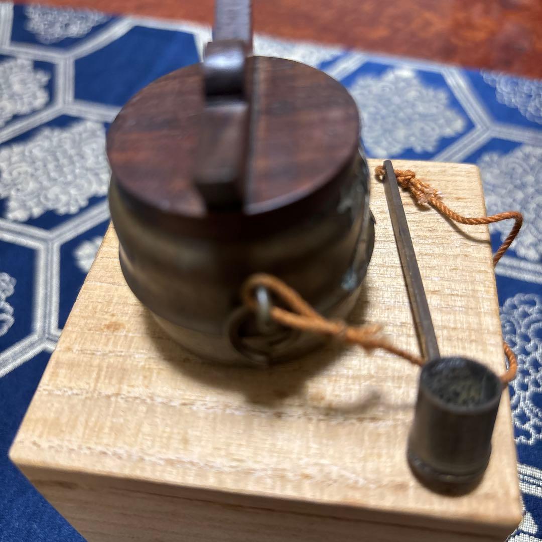 鶴彫刻の金属製器とスプーンセット