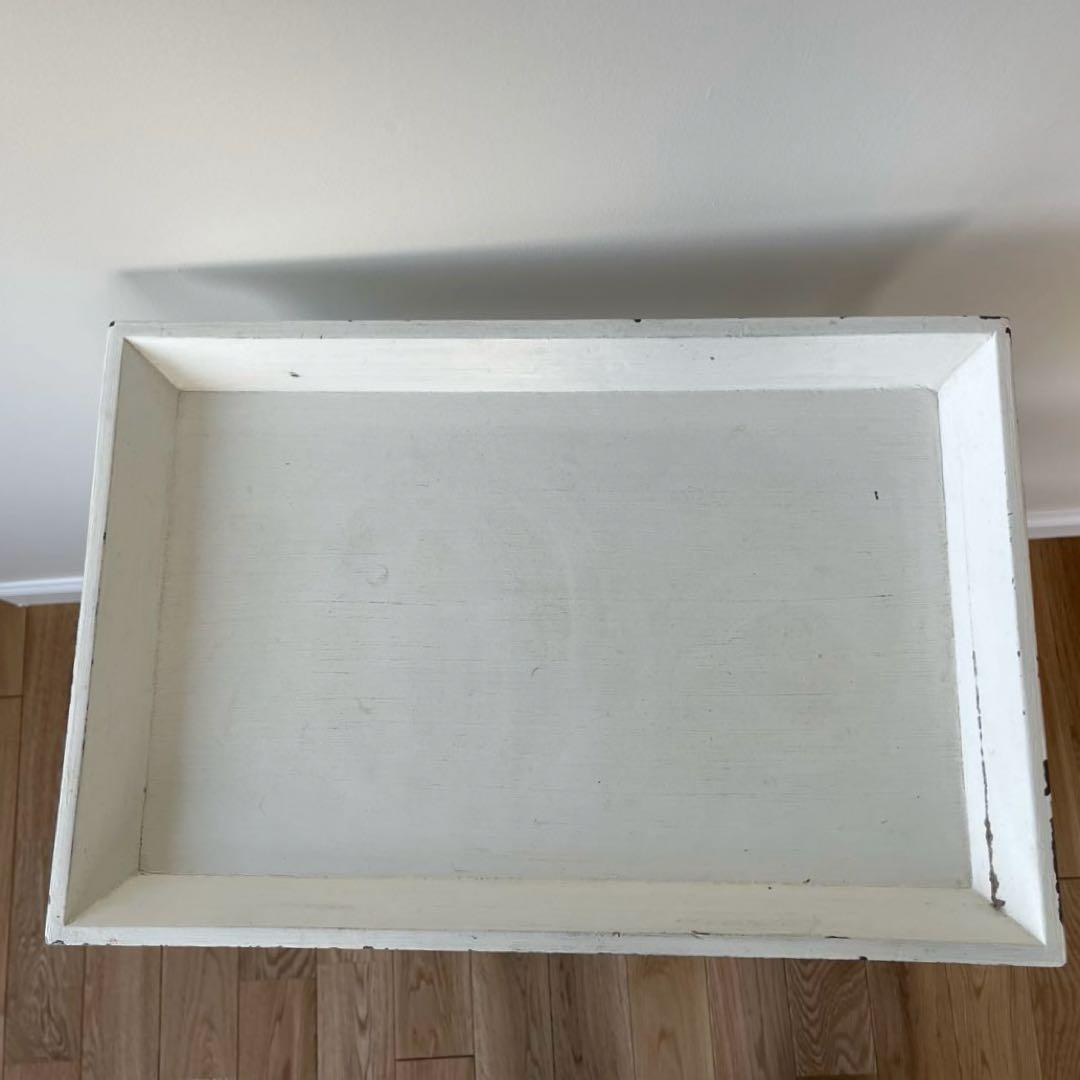 シャビーシックな、ホワイトペイントの木製シェルフ