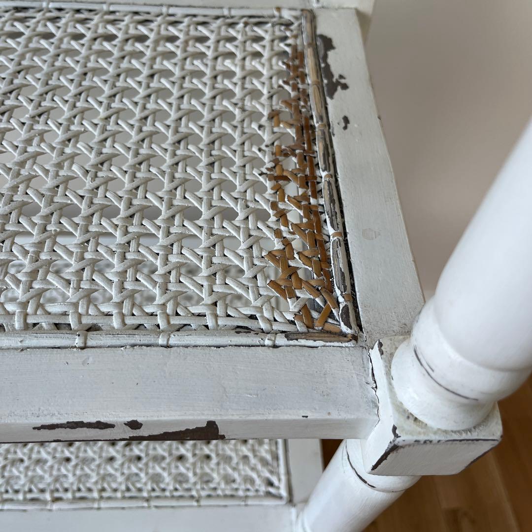 シャビーシックな、ホワイトペイントの木製シェルフ