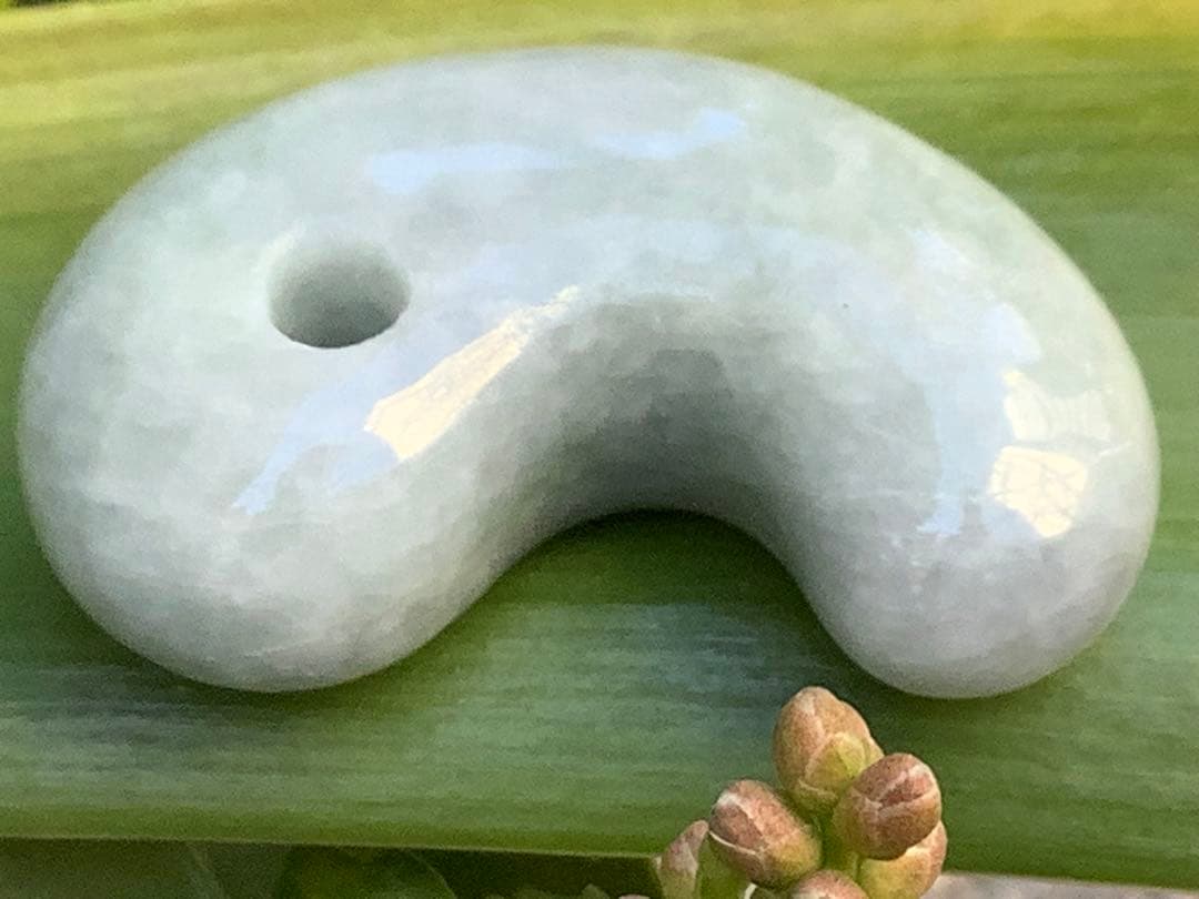 ✳薄利多売‼️お値段自信ありの糸魚川翡翠御守りアイスジェイド勾玉　極上肌目　鑑別書