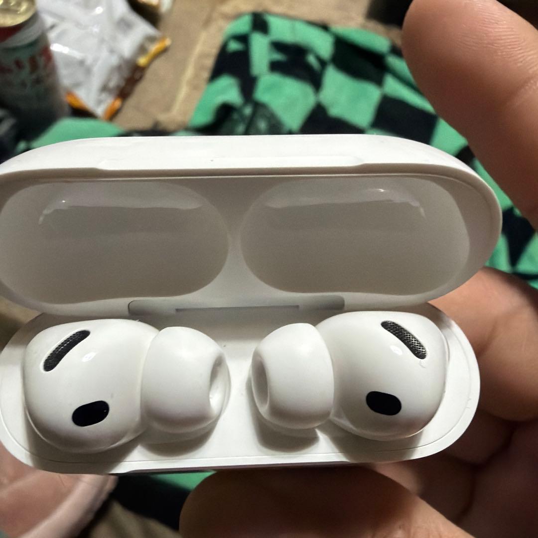 AirPods Pro3本体 、ケースに目立つ傷あり。正常に使用可能